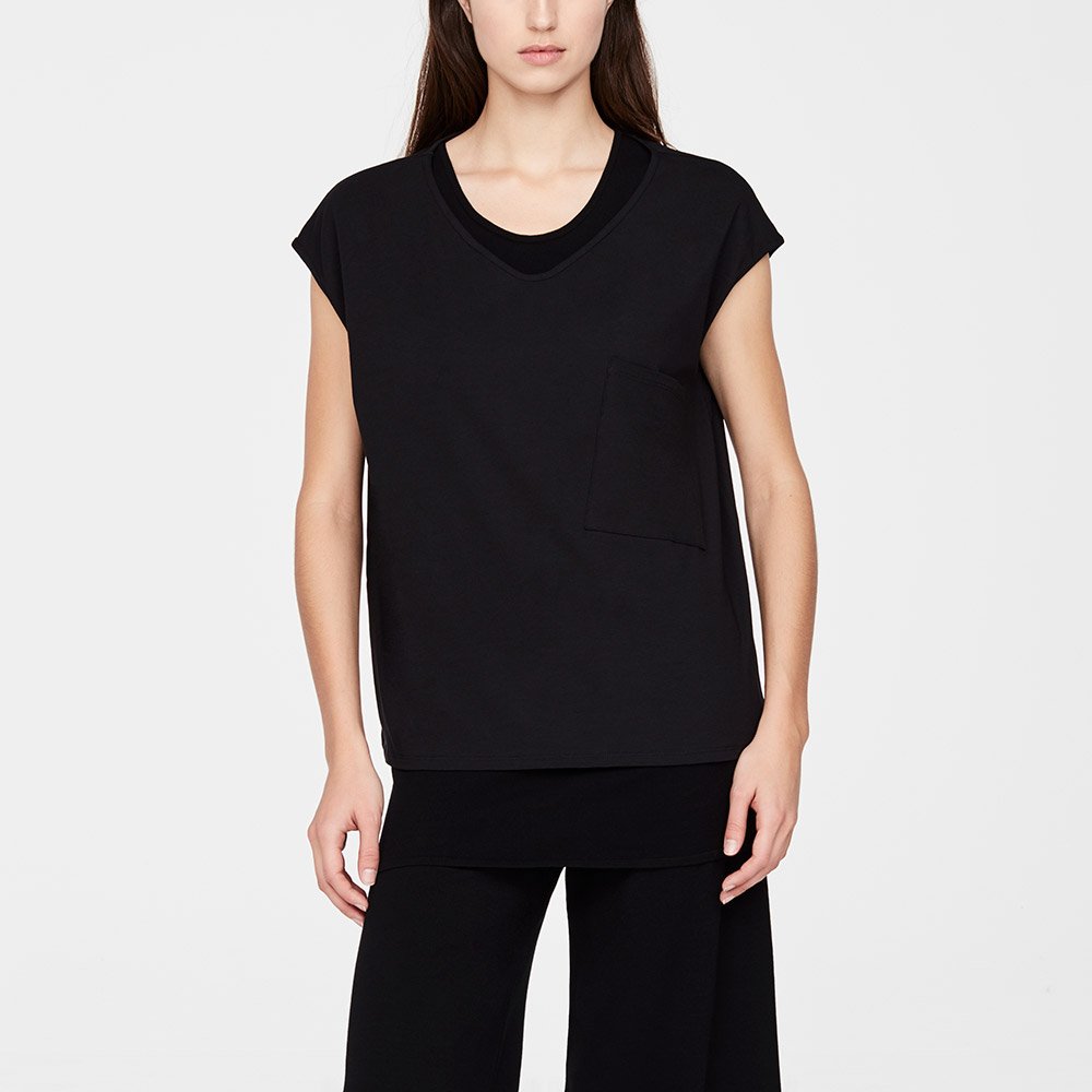 Camiseta-Essence-negra-Sarah-Paccini_1